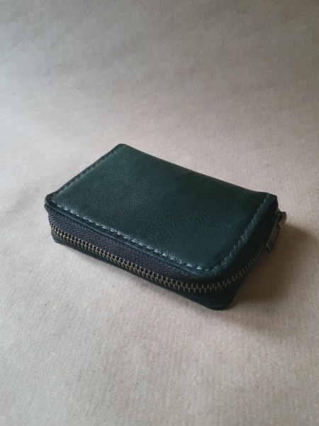 Porte-monnaie en cuir de basane vert – fermeture zip – fabrication artisanale