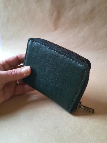Porte-monnaie en cuir de basane vert – pratique et compact- Emmanuelle Olivier Maroquinerie