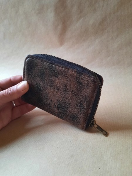 Porte-monnaie en cuir de basane marron vintage – pratique et compact- Emmanuelle Olivier Maroquinerie