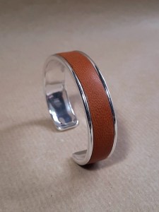 Bracelet jonc en cuir de basane et métal - Couleur cognac - Emmanuelle Olivier Maroquinerie