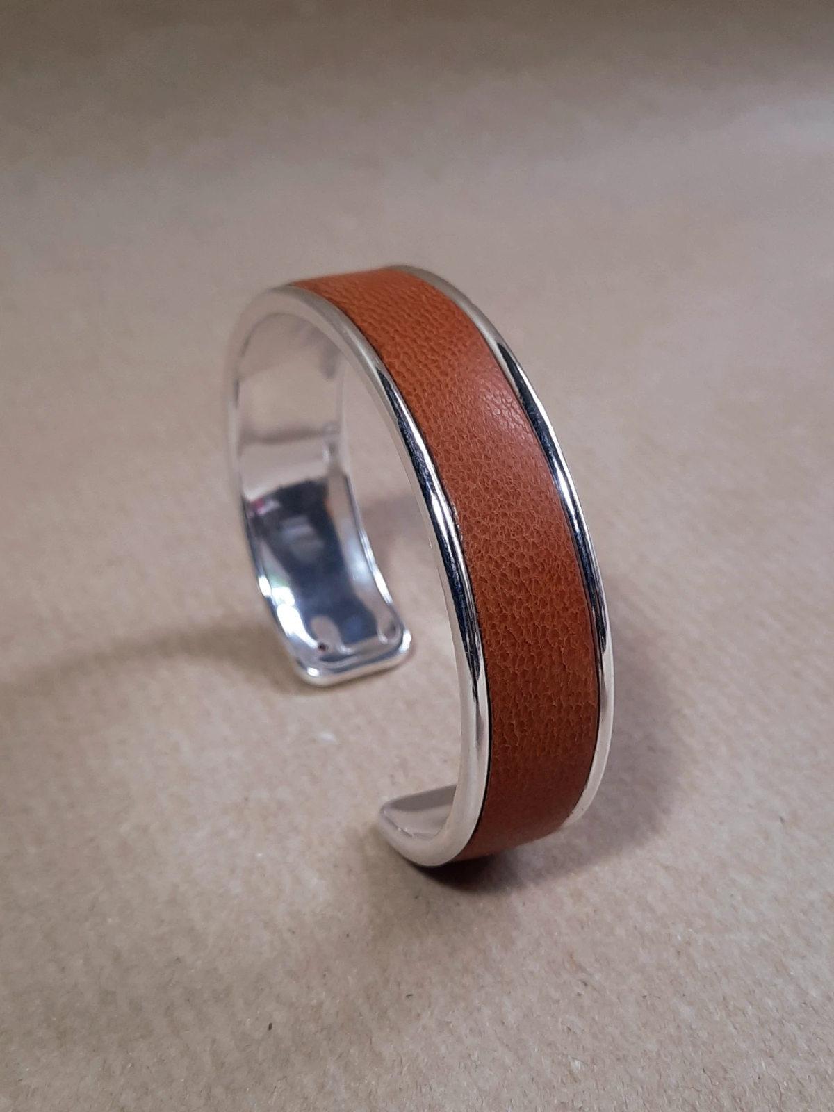 Bracelet jonc en cuir de basane et métal - Couleur cognac - Emmanuelle Olivier Maroquinerie