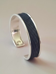 Bracelet jonc en peau de poisson bleu à écailles lissées