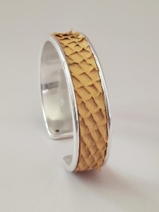 Bracelet jonc en peau de poisson jaune à écailles en relief - Emmanuelle Olivier Maroquinerie