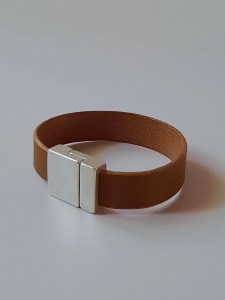 Bracelet en cuir de taurillon marron cognac avec fermoir aimanté argent vieilli, vue de face