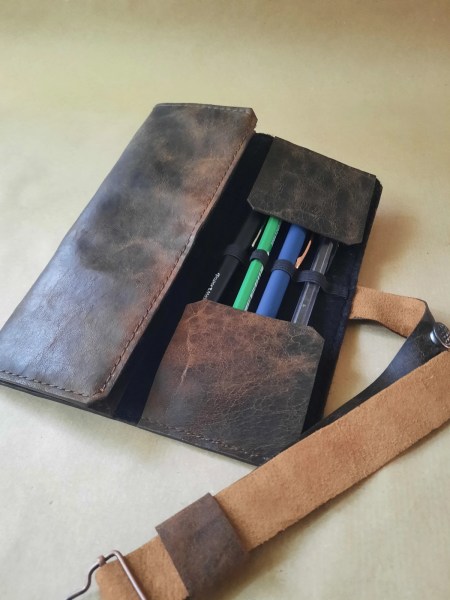 Étui cuir basane 12 stylos marron vintage – Artisanat français - Emmanuelle Olivier Maroquinerie