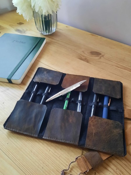 Étui cuir basane 12 stylos marron vintage – Artisanat français - Emmanuelle Olivier Maroquinerie